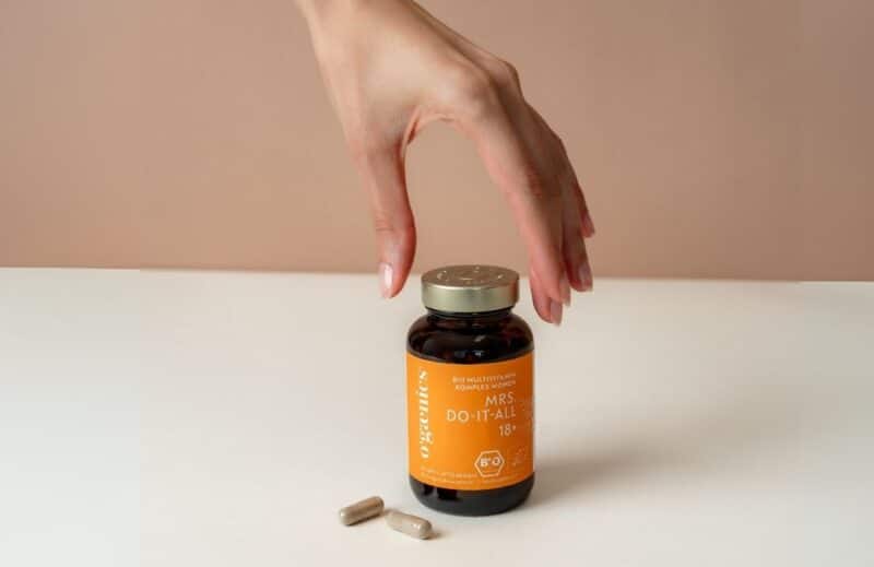 Ogaenics-Mrs-Do-It-All-18+-Bio-Complexe multivitaminé-Femme-Fécondité-Complément alimentaire-Main Ogaenics-Mrs-Do-It-All-18+-Bio-Complexe multivitaminé-Femme-Fécondité-Complément alimentaire-Main